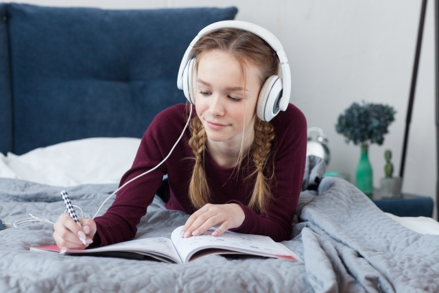 勉強中に音楽を聴く効果的な方法と注意点