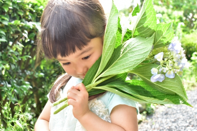 【子どもの引っ込み思案】特徴と原因を知り、少しずつ改善する方法