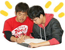写真：先生と勉強している中学生