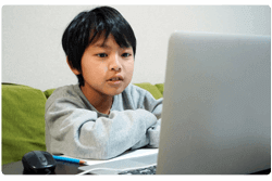 オンライン学習中の子供
