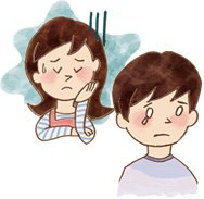 悩んでいる中学生のお子さんを見て心配するお母さん